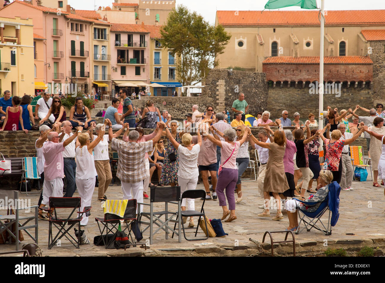 Londres - le 27 septembre : catalans traditionnels leur danse la sardane le 27 septembre 2014, à Collioure, France. Collioure Banque D'Images