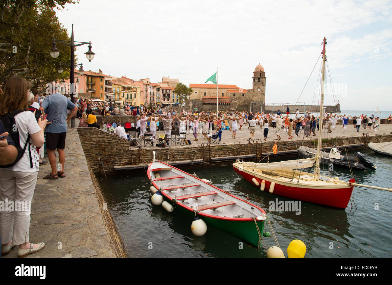 Londres - le 27 septembre : catalans traditionnels leur danse la sardane le 27 septembre 2014, à Collioure, France. Collioure Banque D'Images