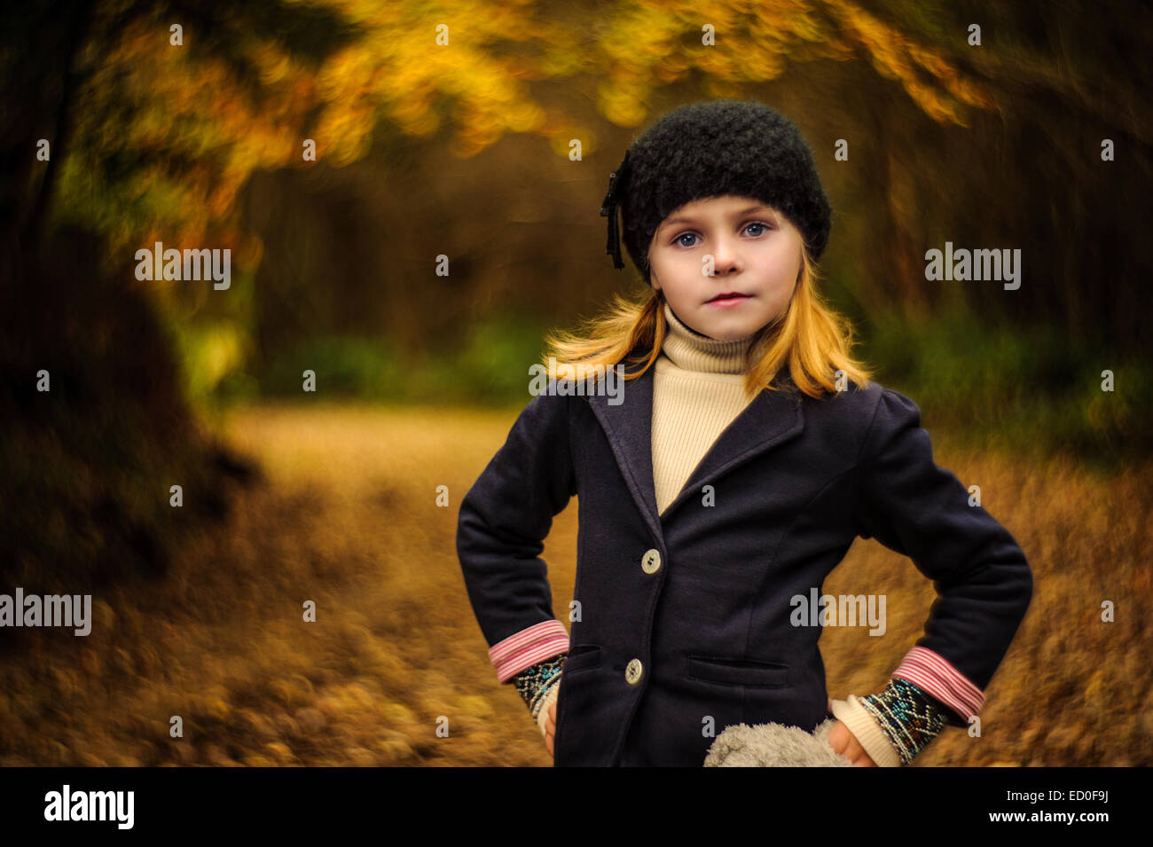 Portrait of little girl (2-3) holding park Banque D'Images