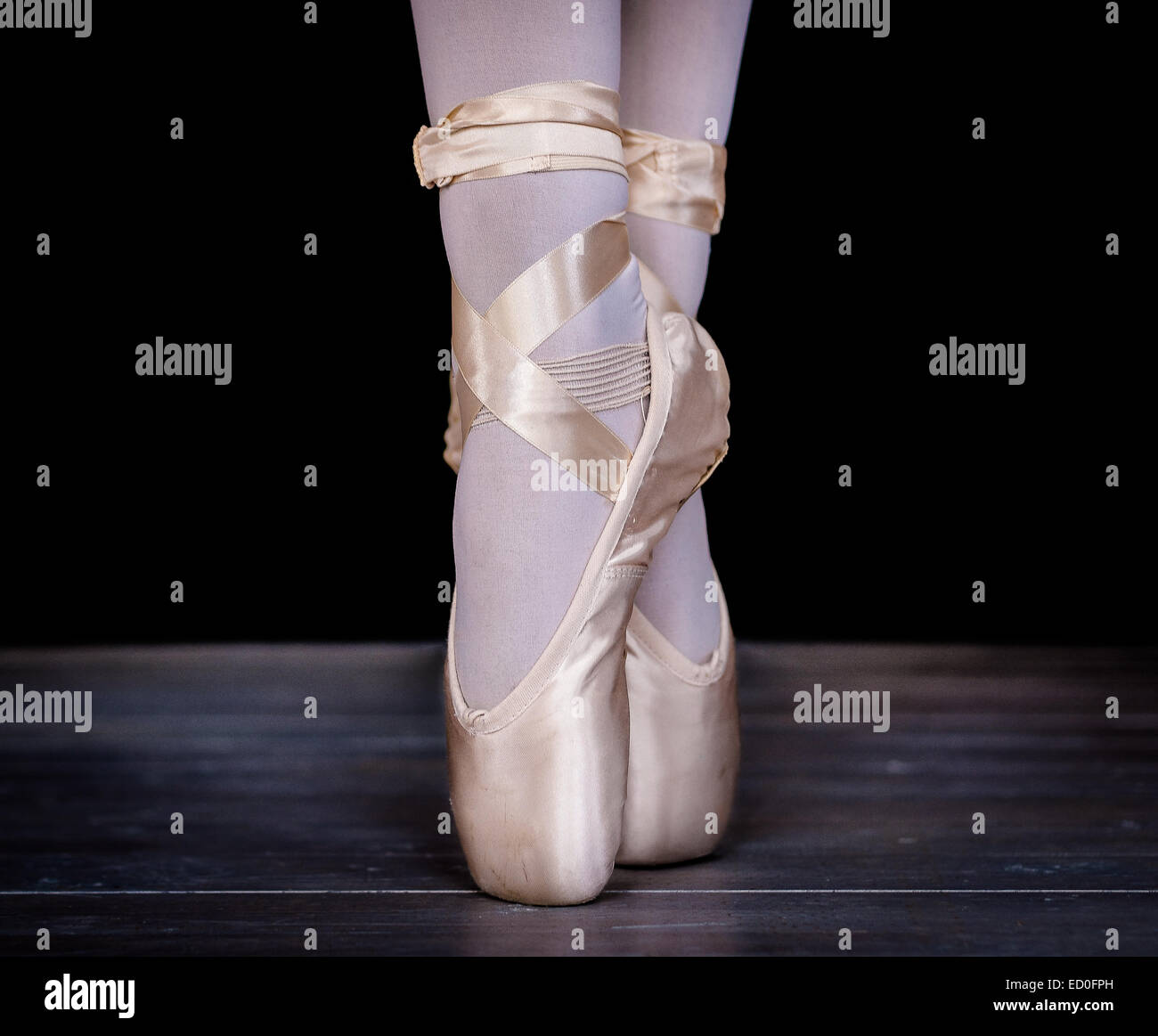 Ballerina standing en pointe Banque D'Images