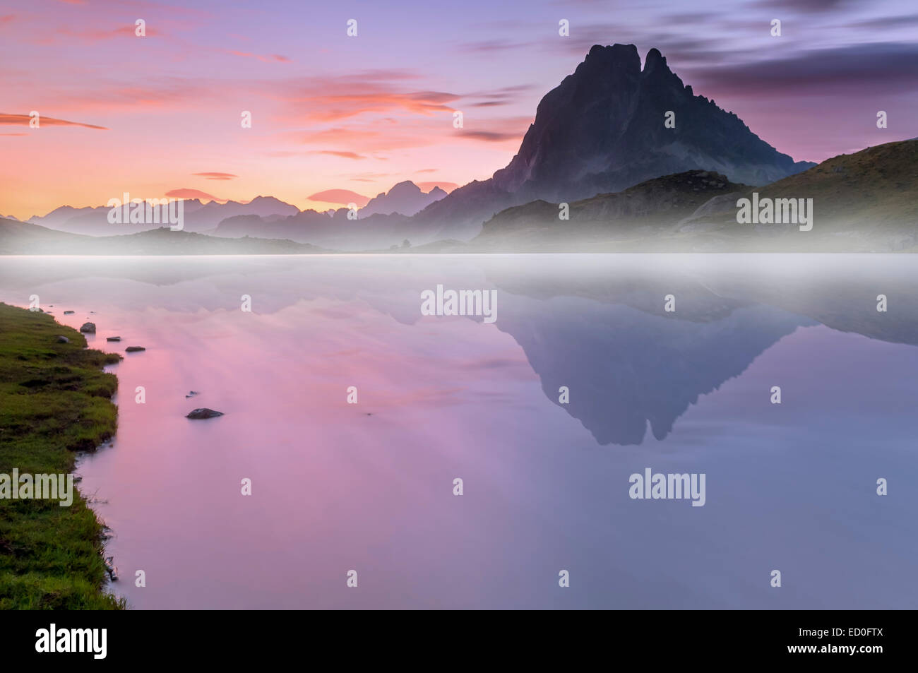 France, Pyrénées, randonnée Ossau, sommet de montagne reflétant dans l'eau Banque D'Images