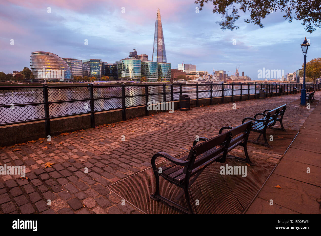 Royaume-uni, Londres, vue à partir de la rive nord de la Tamise à bord de l'eau, du sud avec gratte-ciel d'échardes Banque D'Images