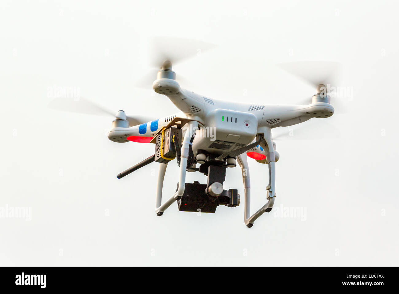 Studio shot of drone voler contre fond blanc Banque D'Images