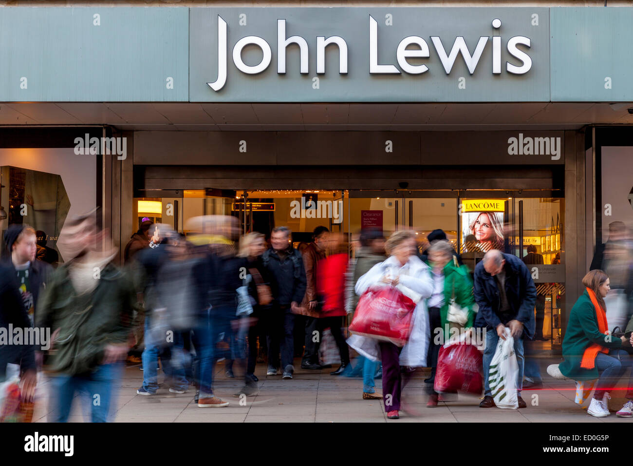 Les acheteurs de Noël à l'extérieur, John Lewis Oxford Street, Londres, Angleterre Banque D'Images
