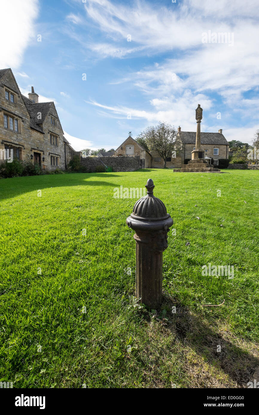 Vieille Fontaine d'eau potable sur le livre vert Le Carré Guiting Power Les Cotswolds Gloucestershire Angleterre Banque D'Images