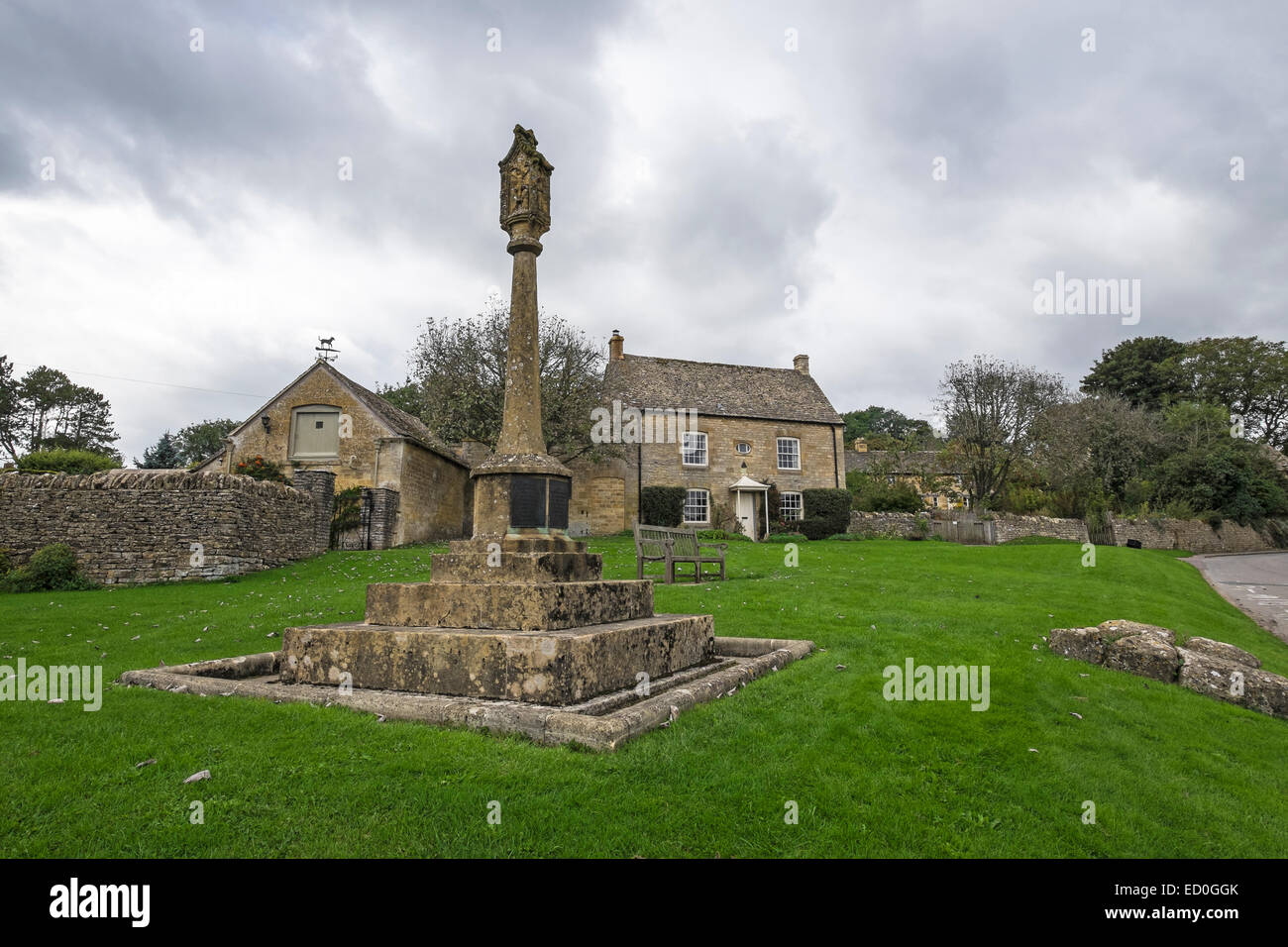 War Memorial sur le livre vert Le Carré Guiting Power Les Cotswolds Gloucestershire Angleterre Banque D'Images