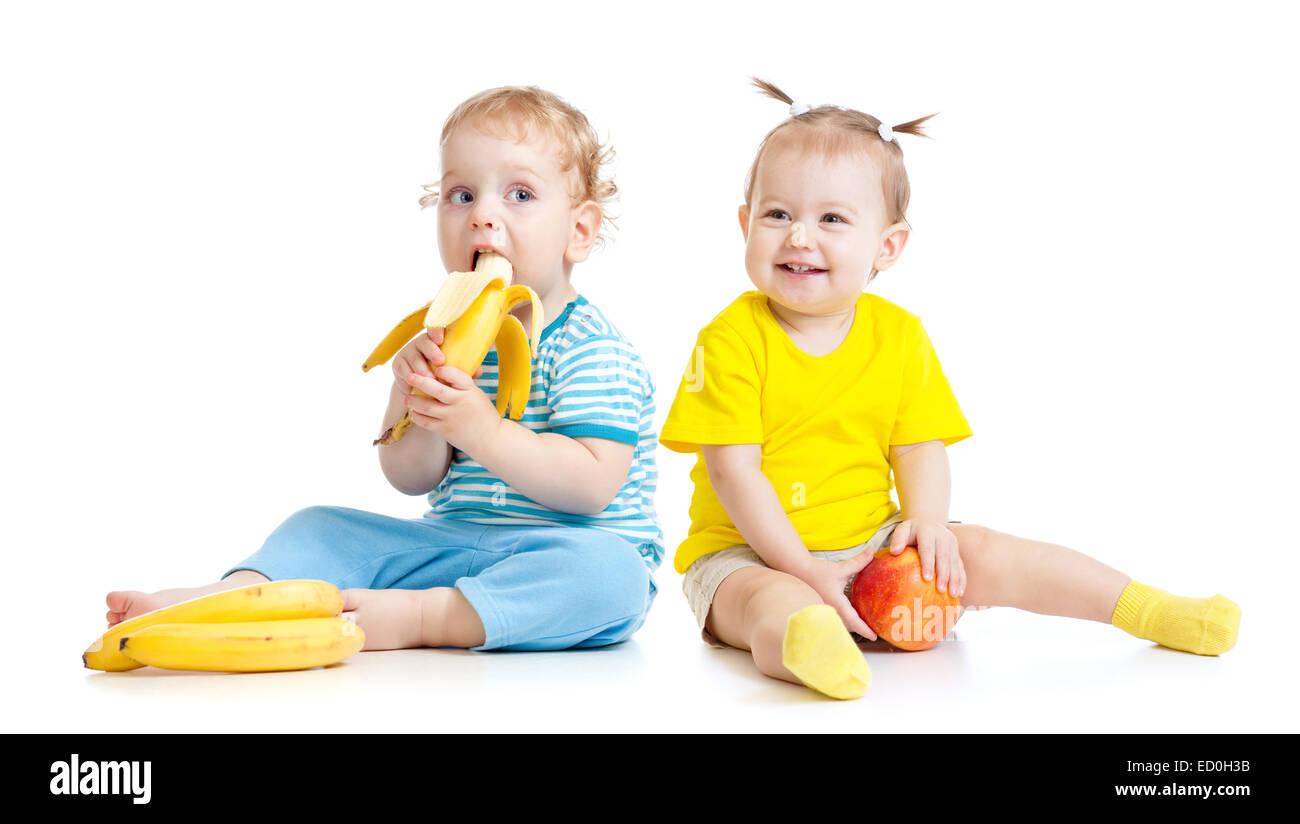 Baby Boy and girl eating fruits isolés Banque D'Images