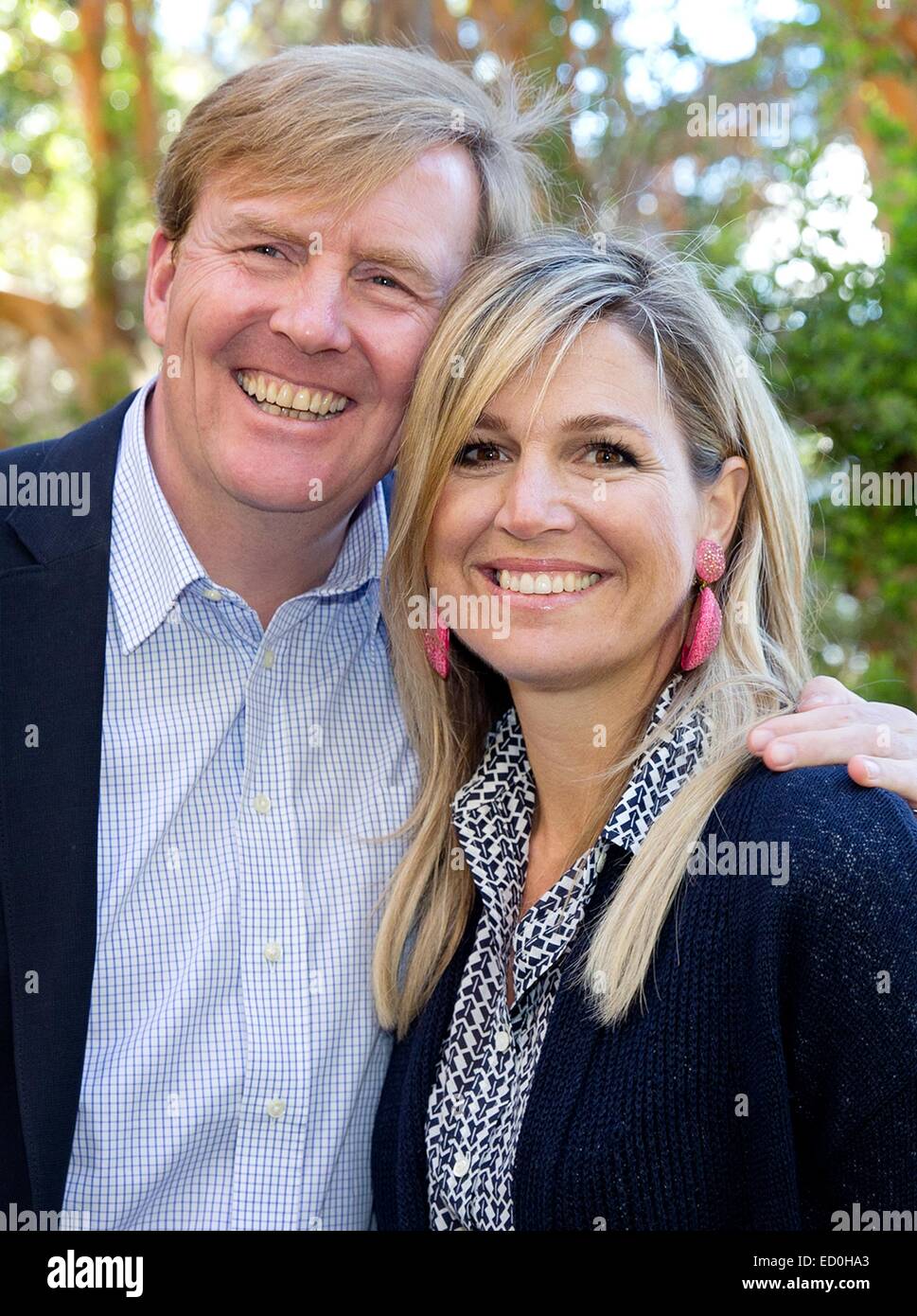 L'Argentine. Dec 22, 2014. Roi néerlandais Willem-Alexander et Maxima Reine posent pour les médias avant leurs vacances de Noël à Bosque de Arrayanes, dans le parc national Los Arrayanes, sur la péninsule à Villa La Angostura, 22 décembre 2014. Photo : Patrick van Katwijk/ POINT DE VUE - PAS DE SERVICE DE FIL - Crédit photo : dpa alliance/Alamy Live News Banque D'Images