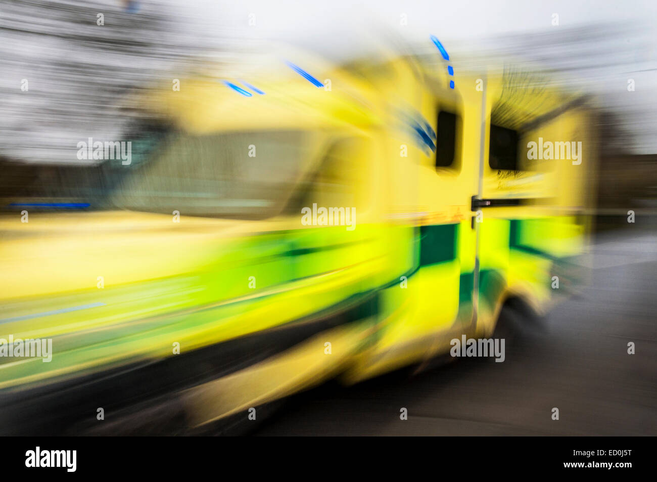 Ambulance se déplaçant rapidement répondre à l'urgence par l'image montrant le flou de vitesse. Banque D'Images