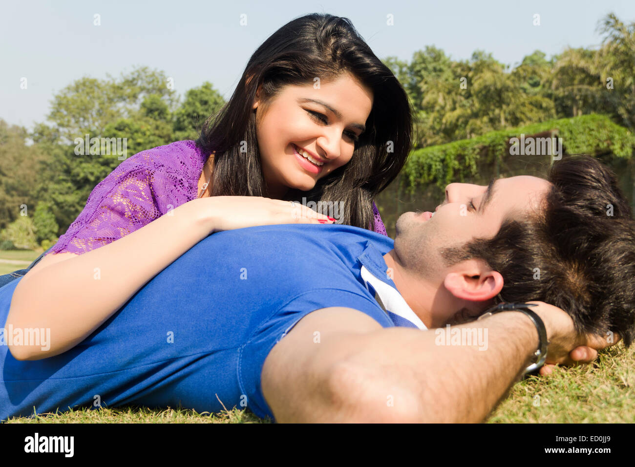 2 couple indien park romance Banque D'Images