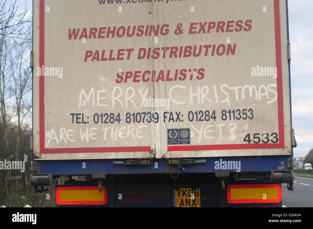 Alfreton,Derbyshire, UK.23 décembre 2014 . Camionneur sans rouler sur l'A38 près de Alfreton avec Joyeux Noël écrit dans la poussière à l'arrière de la remorque .les routes aujourd'hui autour de la région des Midlands étaient silencieux . Credit : IFIMAGE/Alamy Live News Banque D'Images