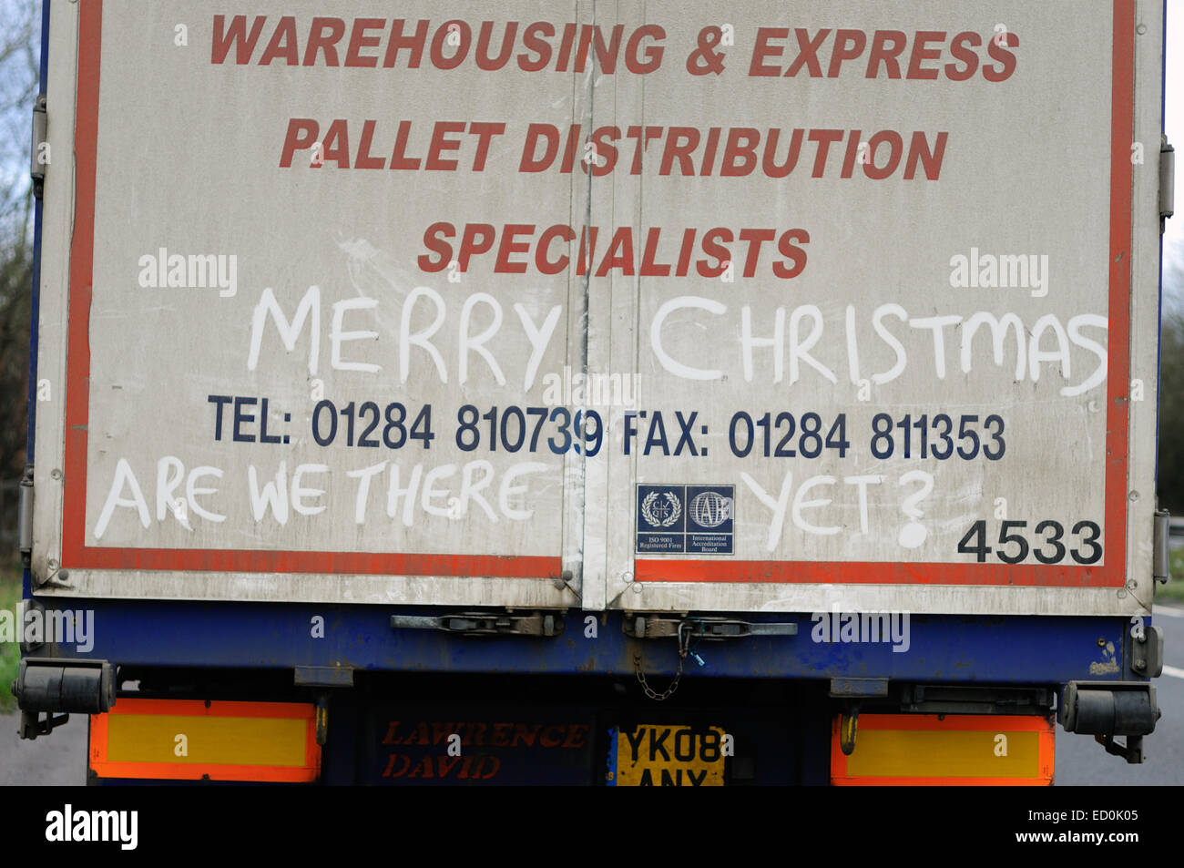 Alfreton,Derbyshire, UK.23 décembre 2014 . Camionneur sans rouler sur l'A38 près de Alfreton avec Joyeux Noël écrit dans la poussière à l'arrière de la remorque .les routes aujourd'hui autour de la région des Midlands étaient silencieux . Credit : IFIMAGE/Alamy Live News Banque D'Images