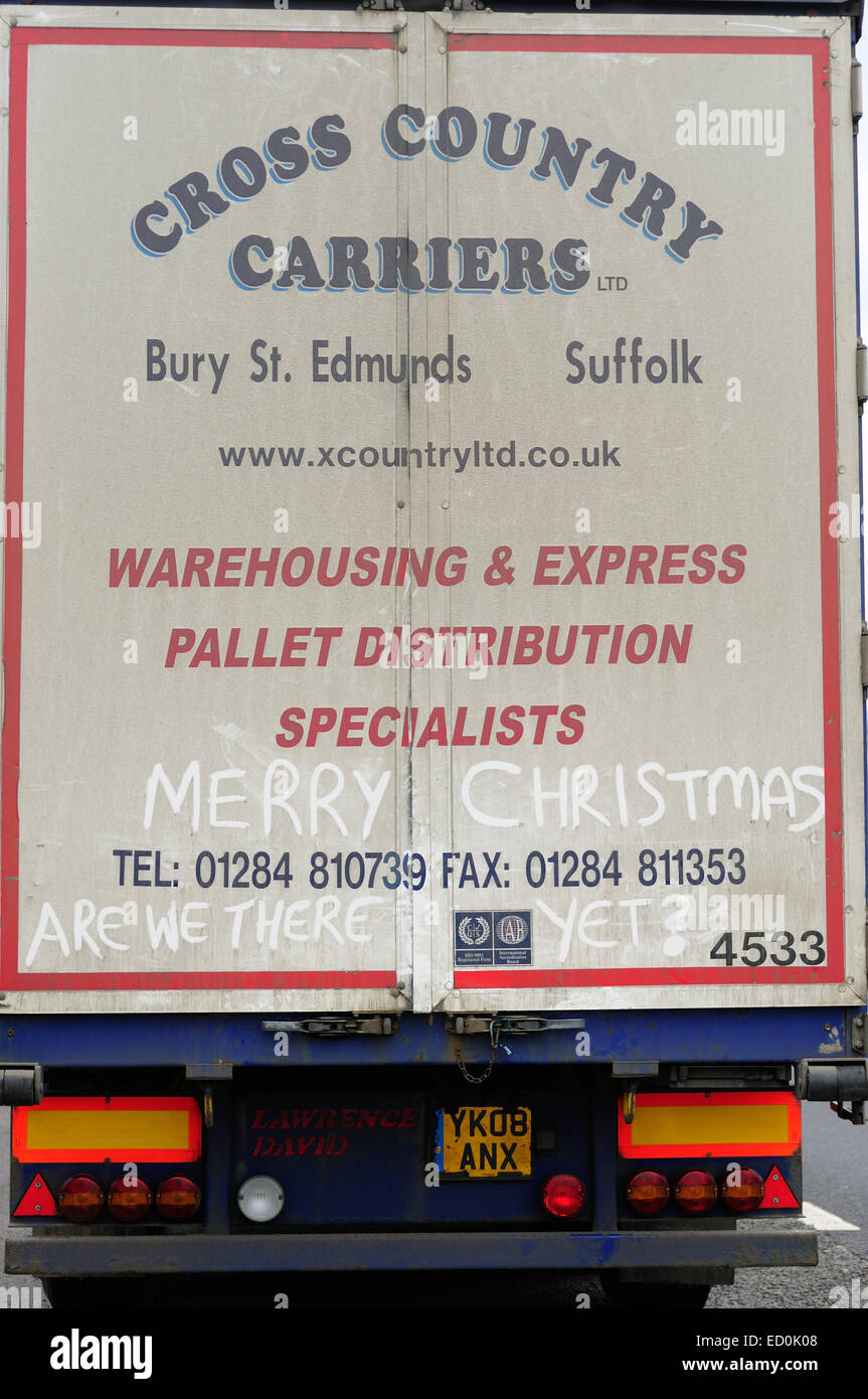 Alfreton,Derbyshire, UK.23 décembre 2014 . Camionneur sans rouler sur l'A38 près de Alfreton avec Joyeux Noël écrit dans la poussière à l'arrière de la remorque .les routes aujourd'hui autour de la région des Midlands étaient silencieux . Banque D'Images