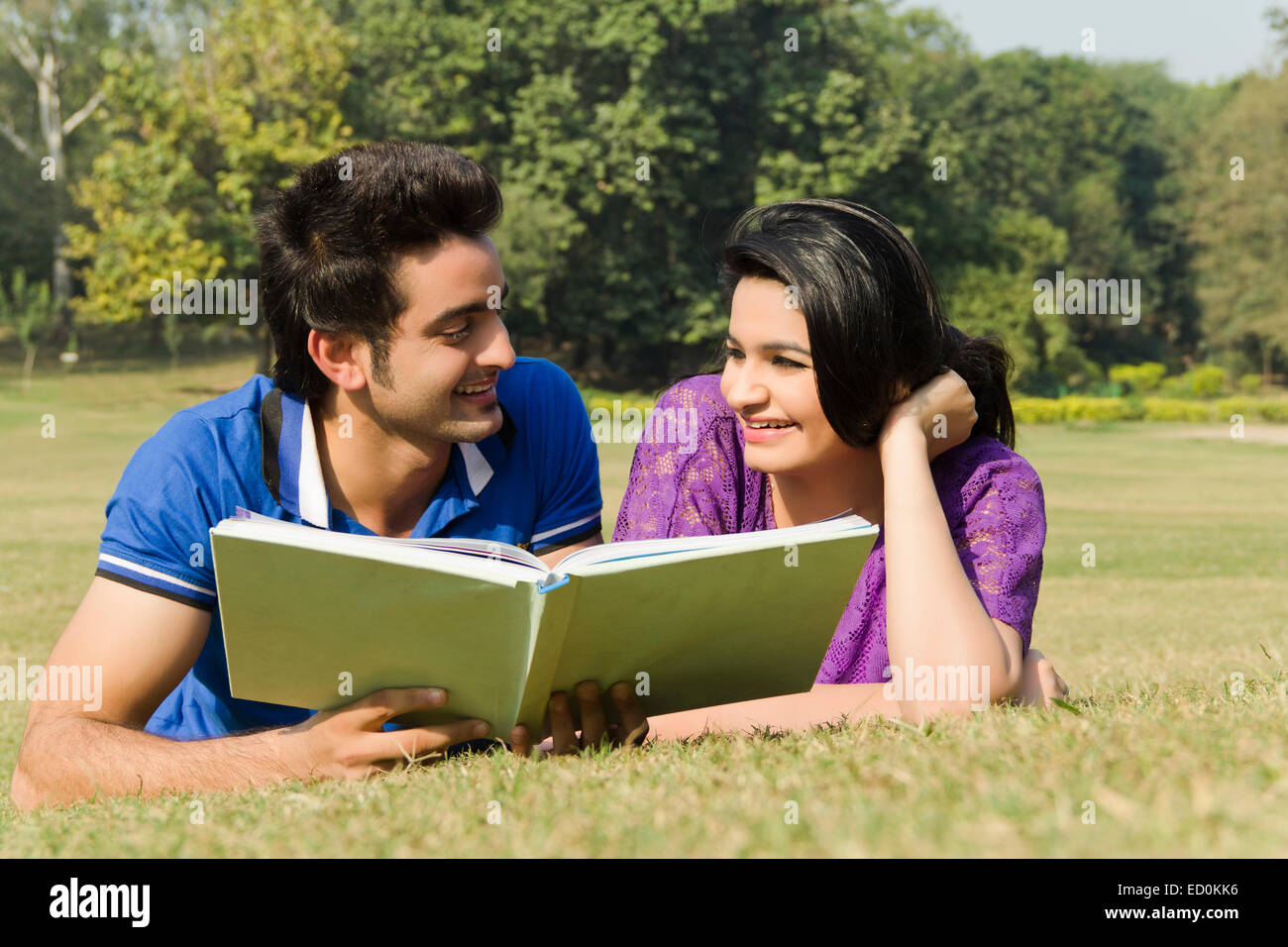 2 Indian College couple étude livre parc Banque D'Images