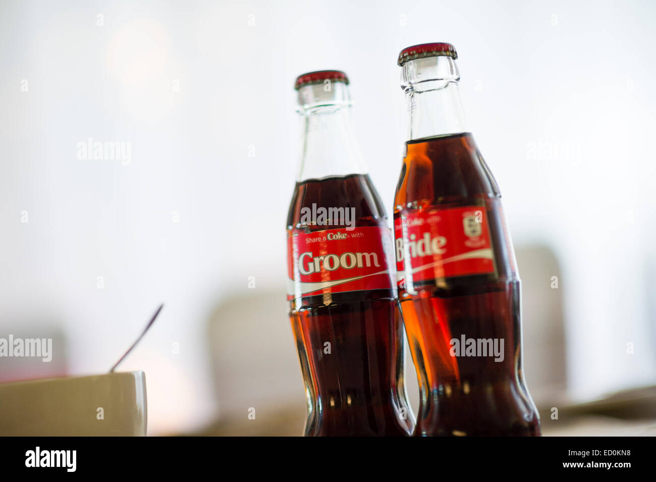 Jour de mariage UK : bouteilles étiquetées de Coke coco-cola verre dans une réception de mariage partie Banque D'Images Jour de mariage UK : bouteilles étiquetées de Coke coco-cola verre dans une réception de mariage partie Banque D'Images