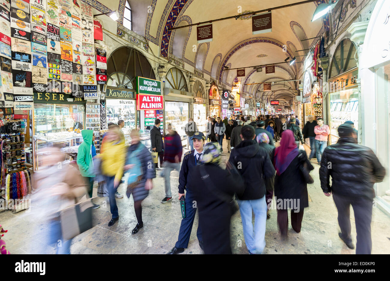 Istanbul, Turquie - 15 novembre 2014 : Les gens de marcher dans les magasins de la bazar égyptien d'Istanbul, le plus grand couvert m Banque D'Images