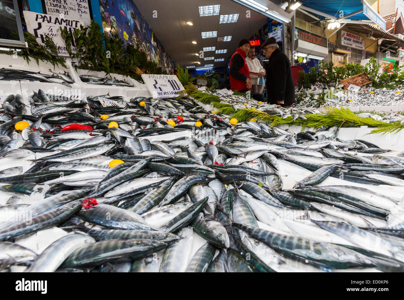 Istanbul, Turquie - 15 novembre 2014 : les vendeurs offrent du poisson Chinchard aux touristes à un marché turc street. Banque D'Images