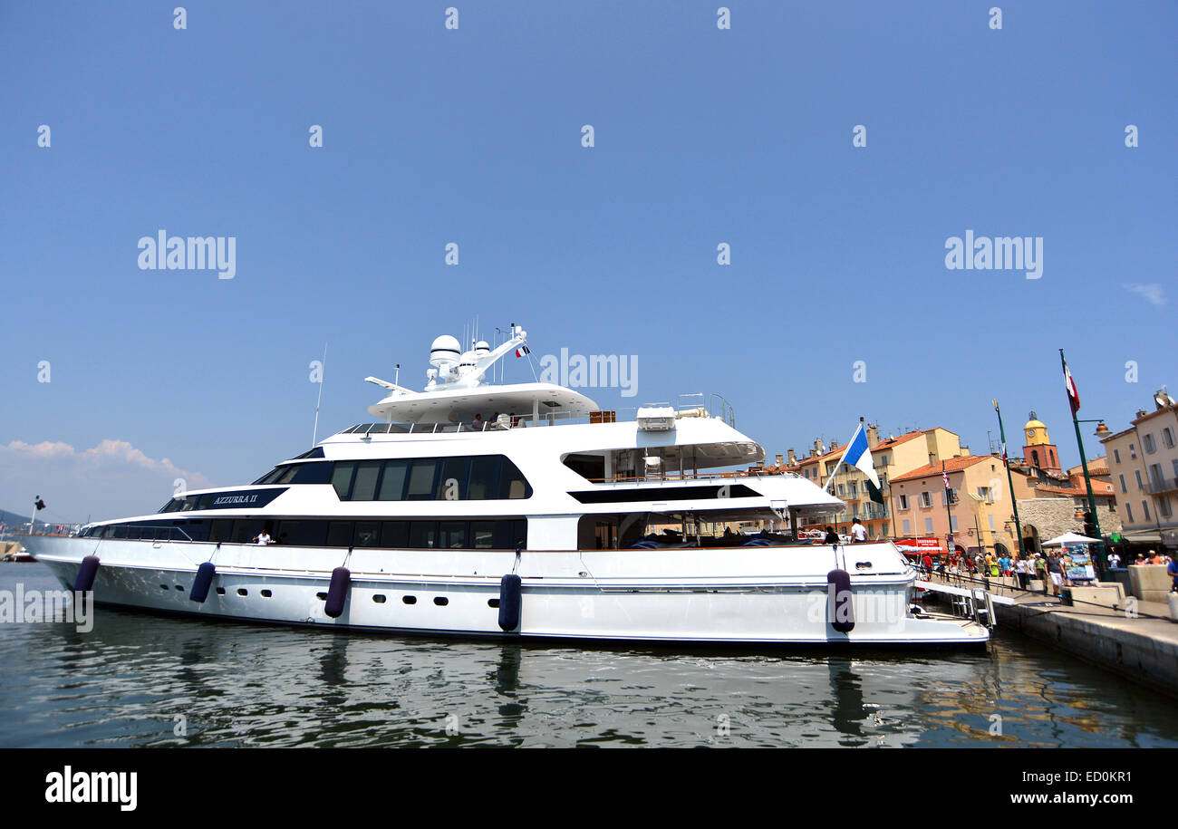 Bateau yacht dans le port de Saint Tropez en France Banque D'Images