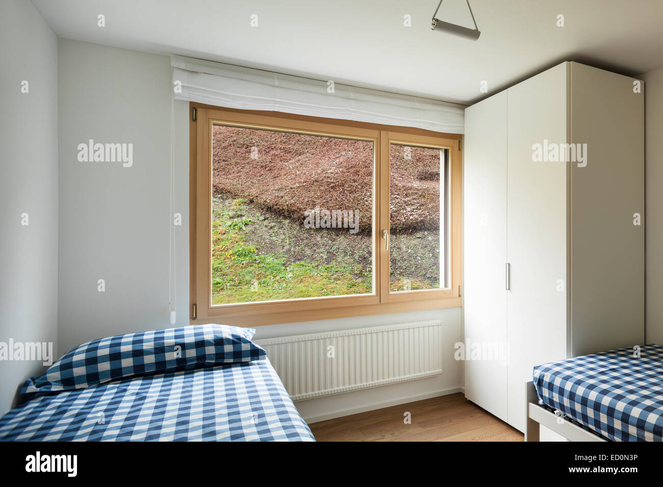 L'architecture, confortable appartement vide, chambre avec deux lits simples et penderie Banque D'Images