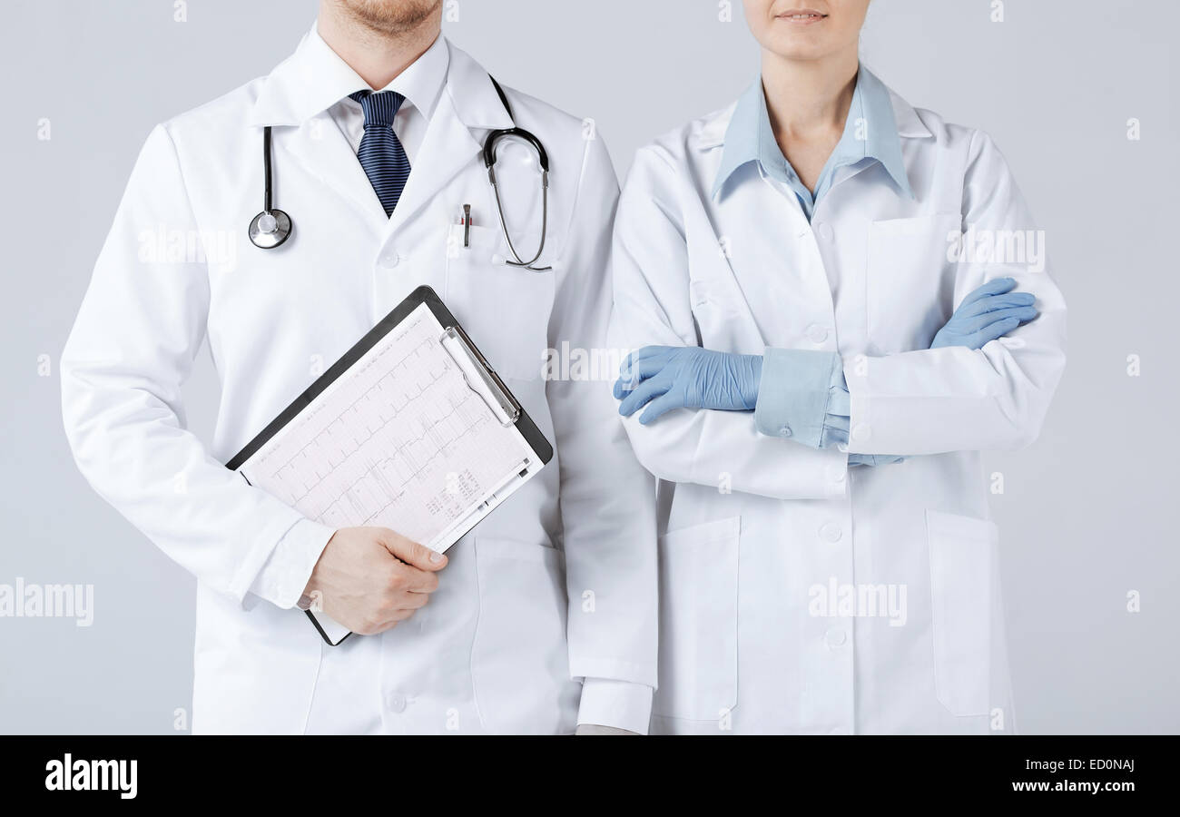 Infirmière et male doctor holding cardiogramme Banque D'Images