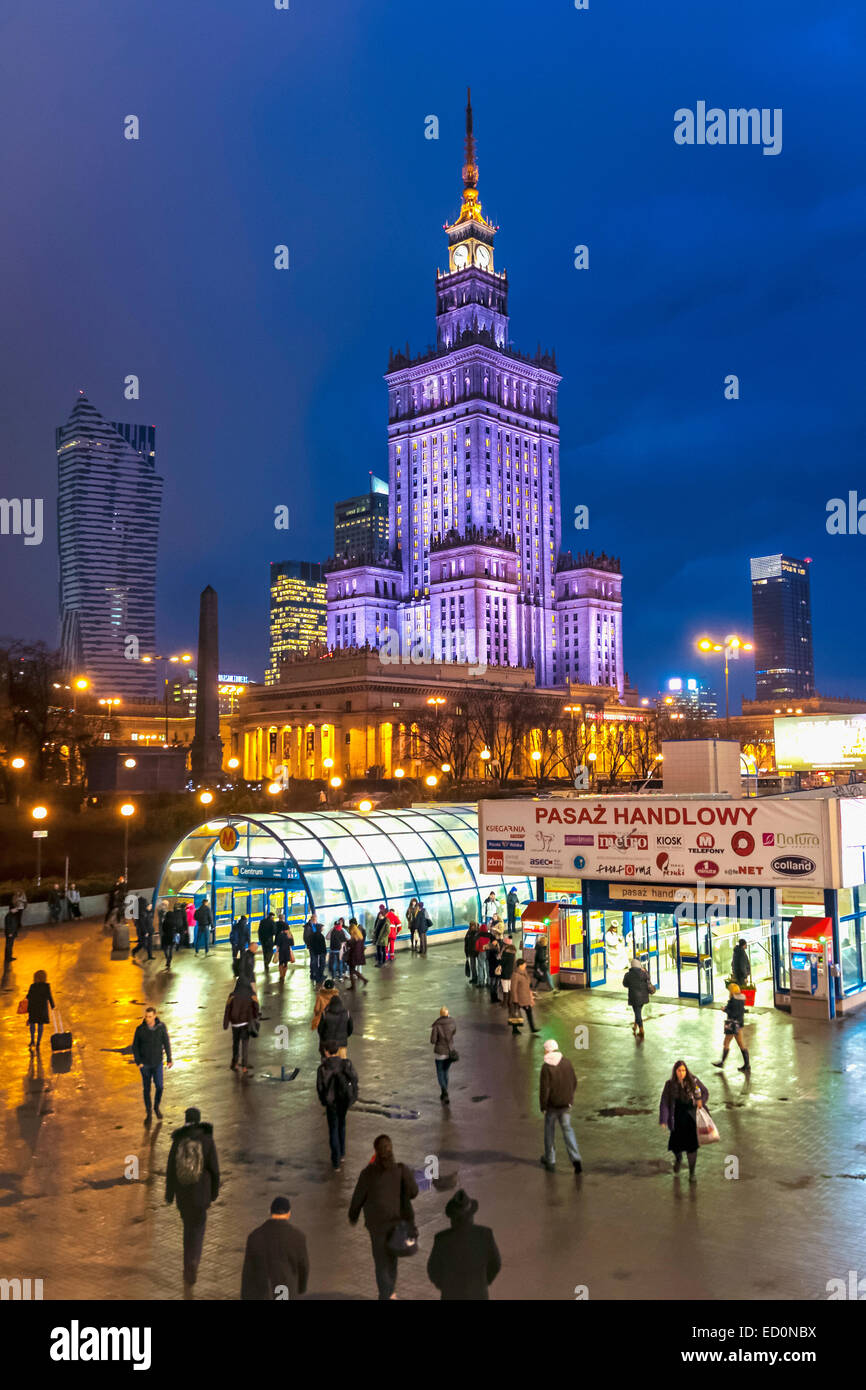 Palais de la Culture et de la science et de la station de métro Centrum de nuit à Varsovie, Pologne Banque D'Images