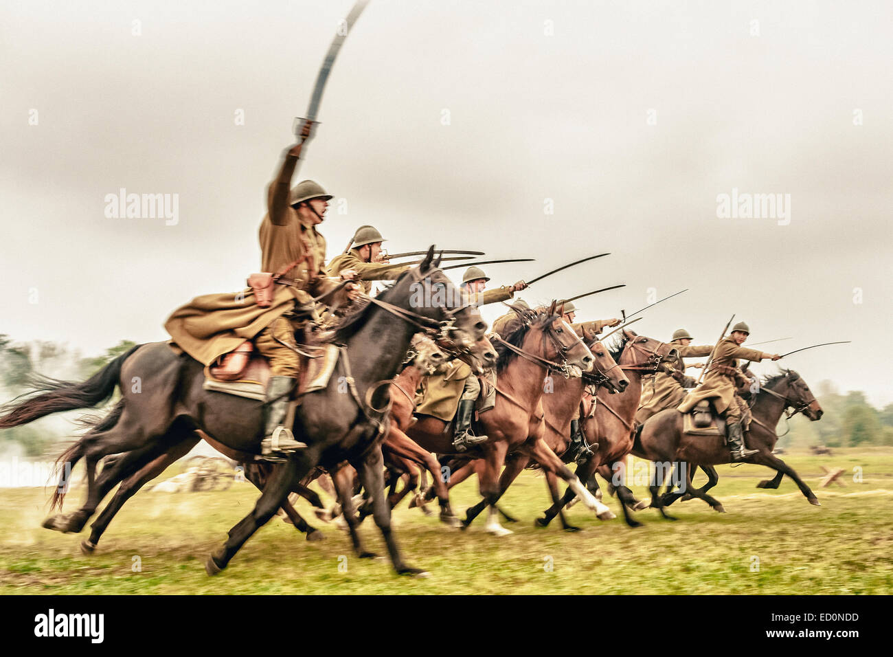 Cavalerie Polonaise montent leurs chevaux pendant la bataille de Lomianki - reconstitution historique, Pologne Banque D'Images