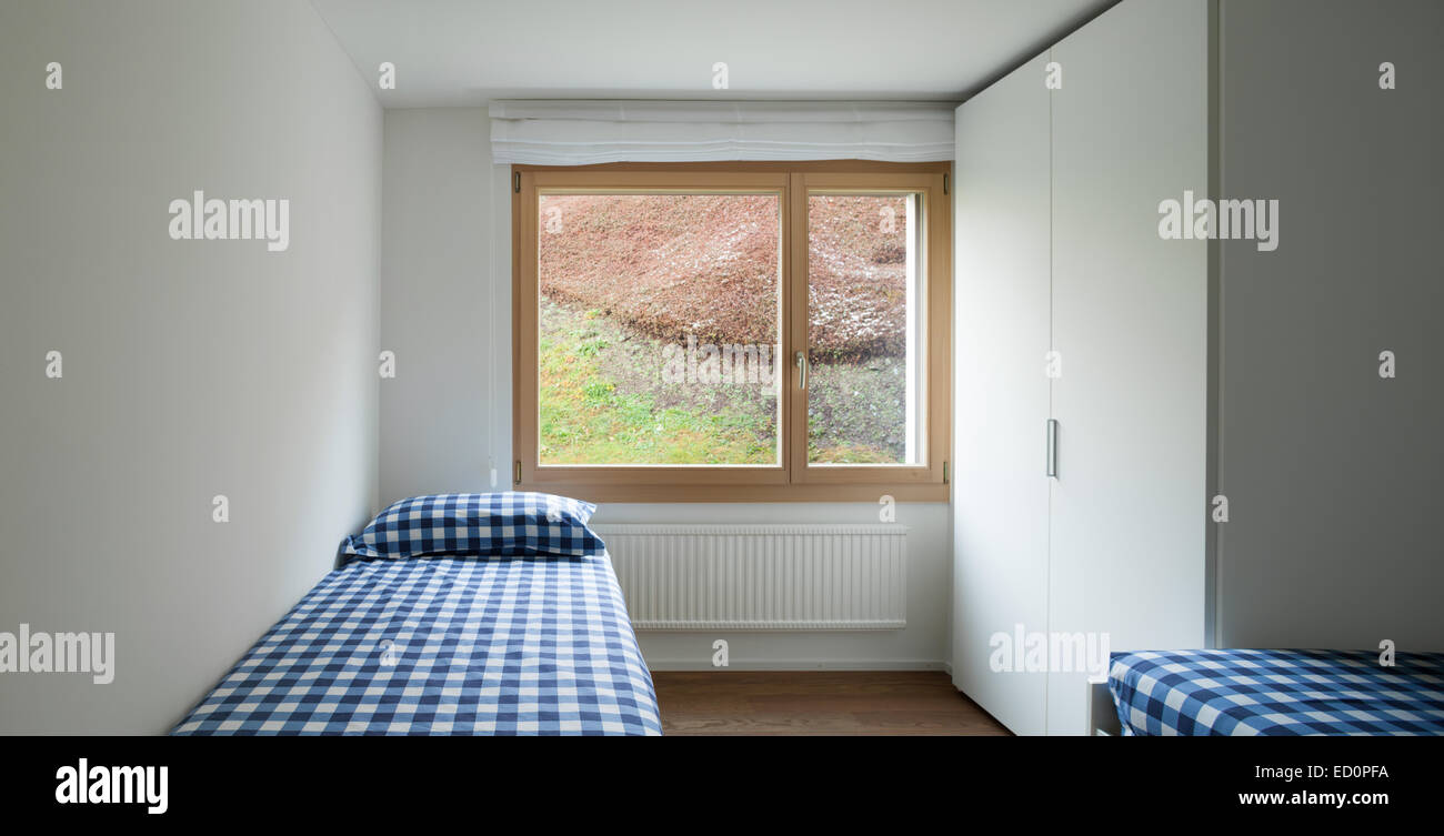 Appartement moderne, l'architecture, vide chambre à coucher avec deux lits simples et penderie Banque D'Images
