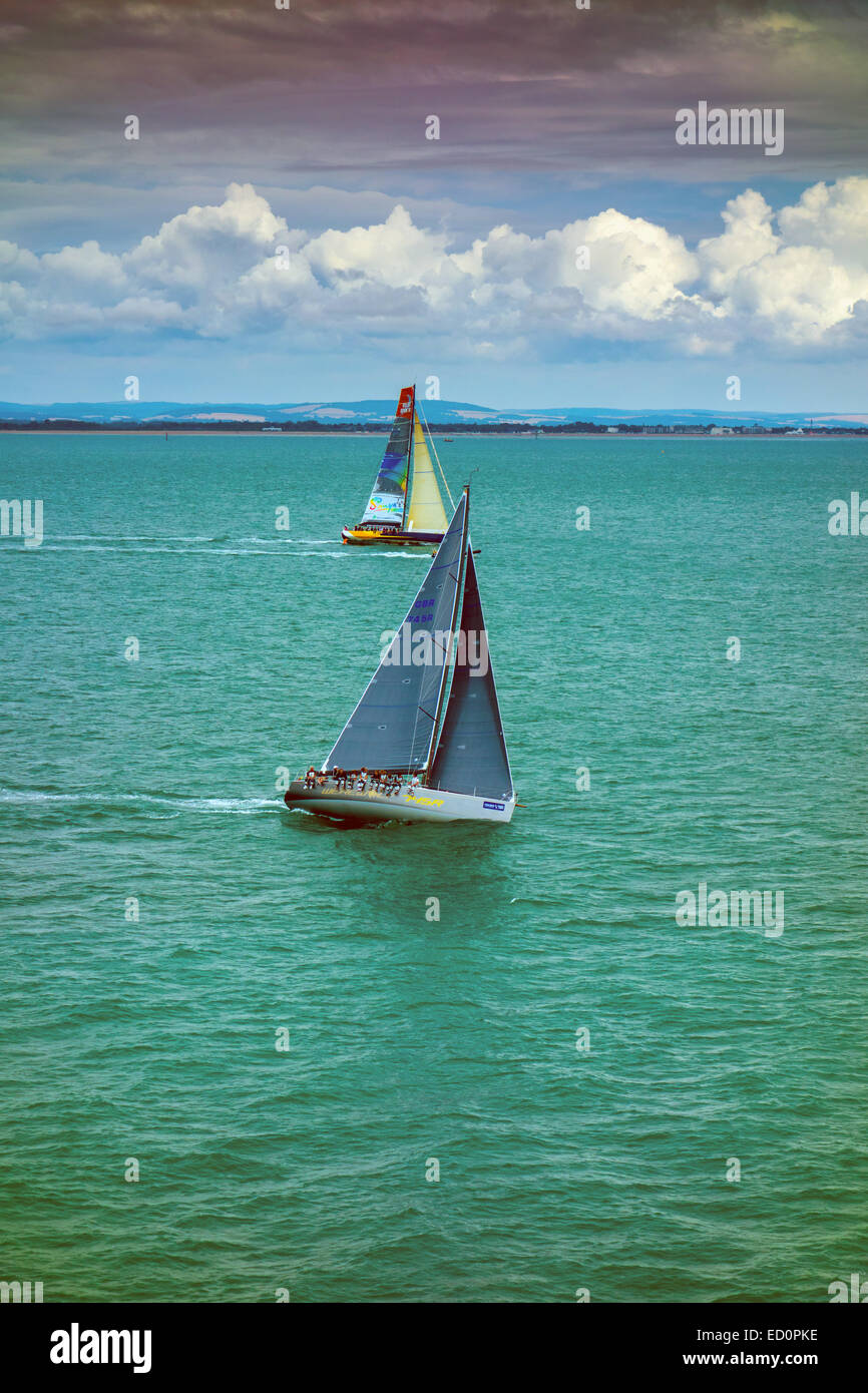 De grands yachts à voile de course dans le Solent Portsmouth Banque D'Images