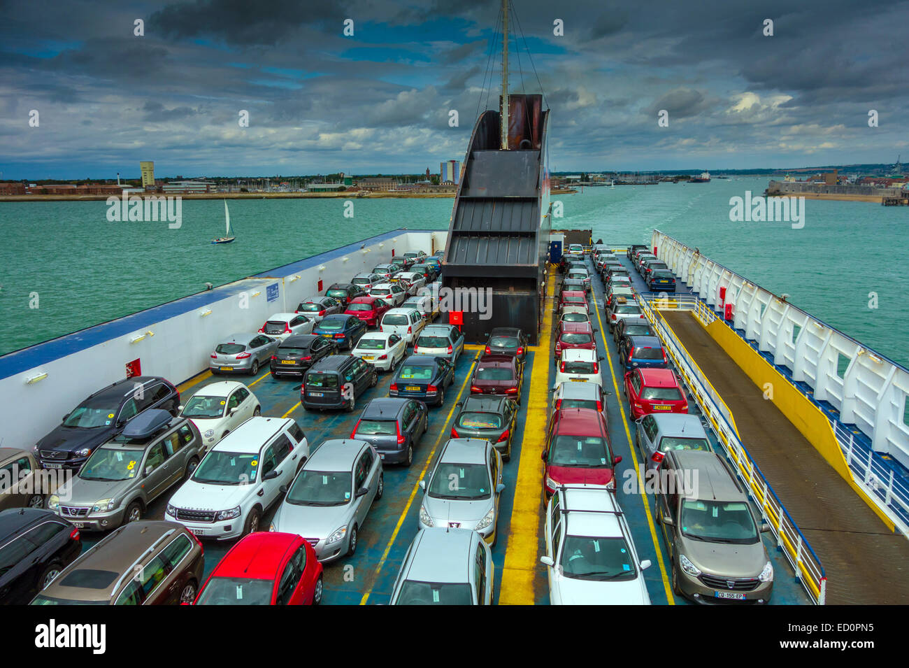 Cross Channel ferry Portsmouth avec des voitures véhicules sur le pont Banque D'Images