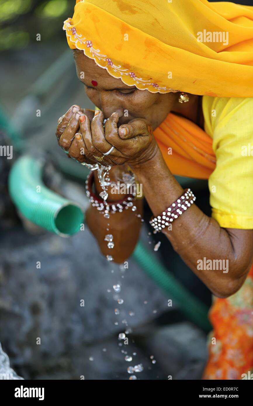Femme indienne l'Inde de l'eau potable Banque D'Images
