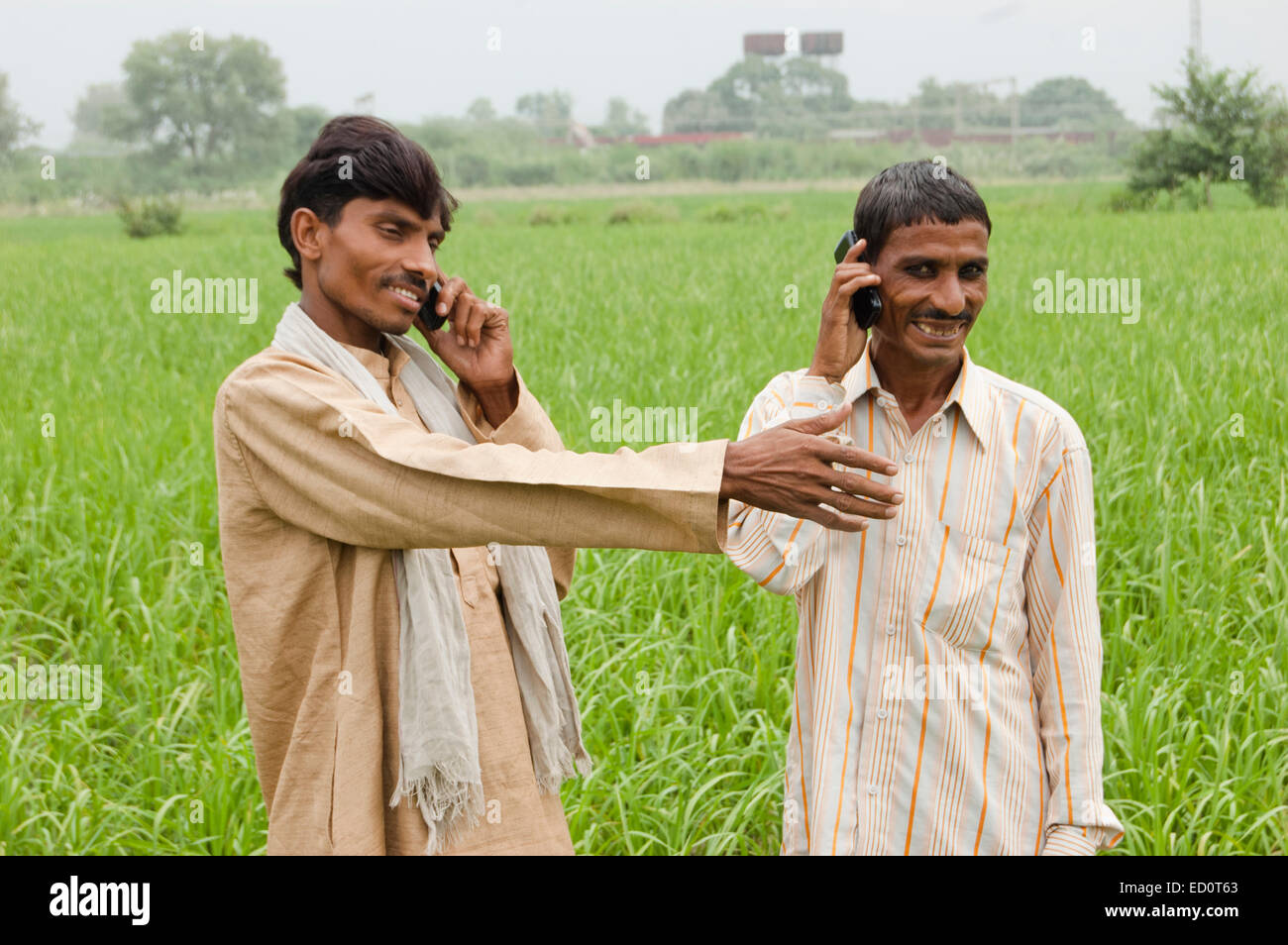 2 Les agriculteurs ruraux indiens Champ homme téléphone parlant Banque D'Images