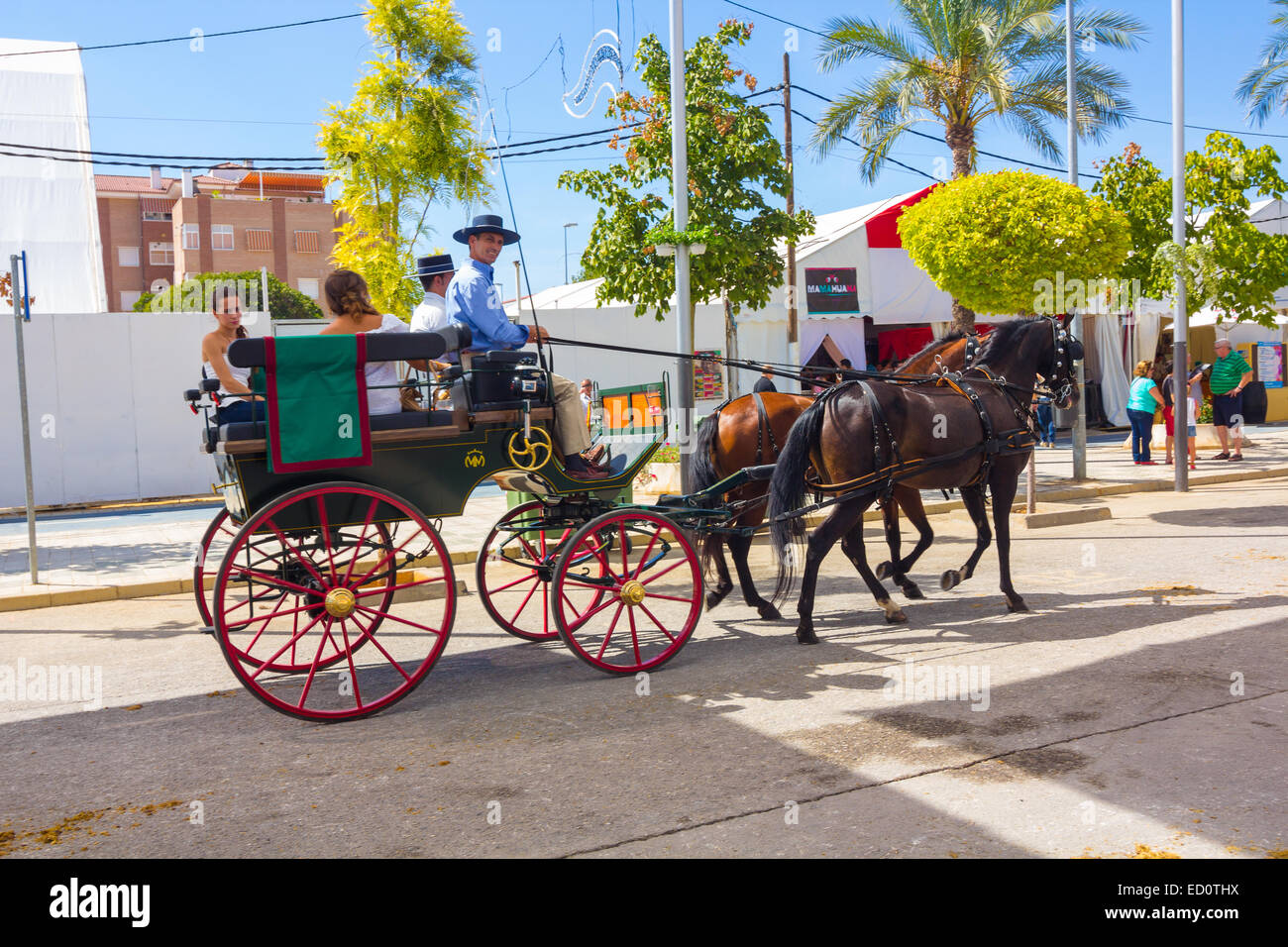 ANDUJAR, ESPAGNE - septembre 6 : Les participants à la foire du cheval à pied sur leurs chars et costumes typiques de style andalou Banque D'Images