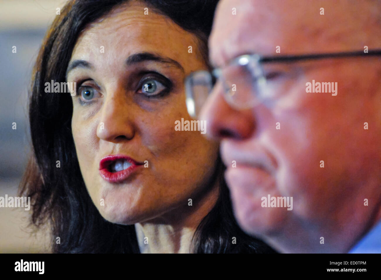 Belfast, Irlande du Nord. 23 déc 2014 - Le secrétaire d'État pour l'Irlande du Nord, Theresa Villiers, et le ministre irlandais des Affaires étrangères Charles Flanaghan, qui a aidé à négocier un accord entre l'exécutif d'Irlande du Nord, les parties et les gouvernements britannique et irlandais Crédit : Stephen Barnes/Alamy Live News Banque D'Images