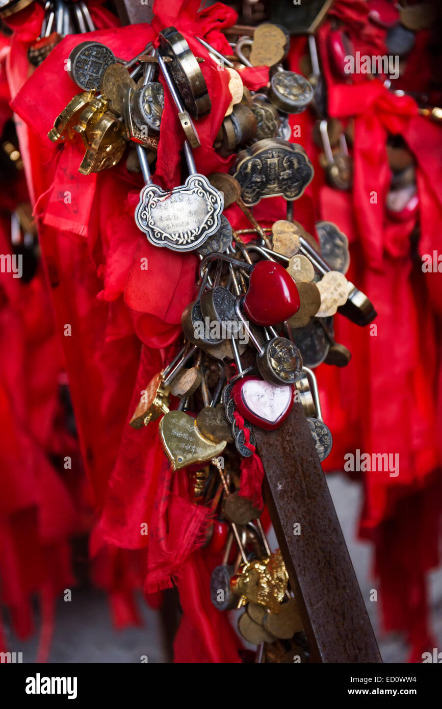 Cadenas d'amour et des rubans rouges dans le Parc National du Mont Tianmen, Zhangjiajie, Hunan, Chine 2014 Banque D'Images