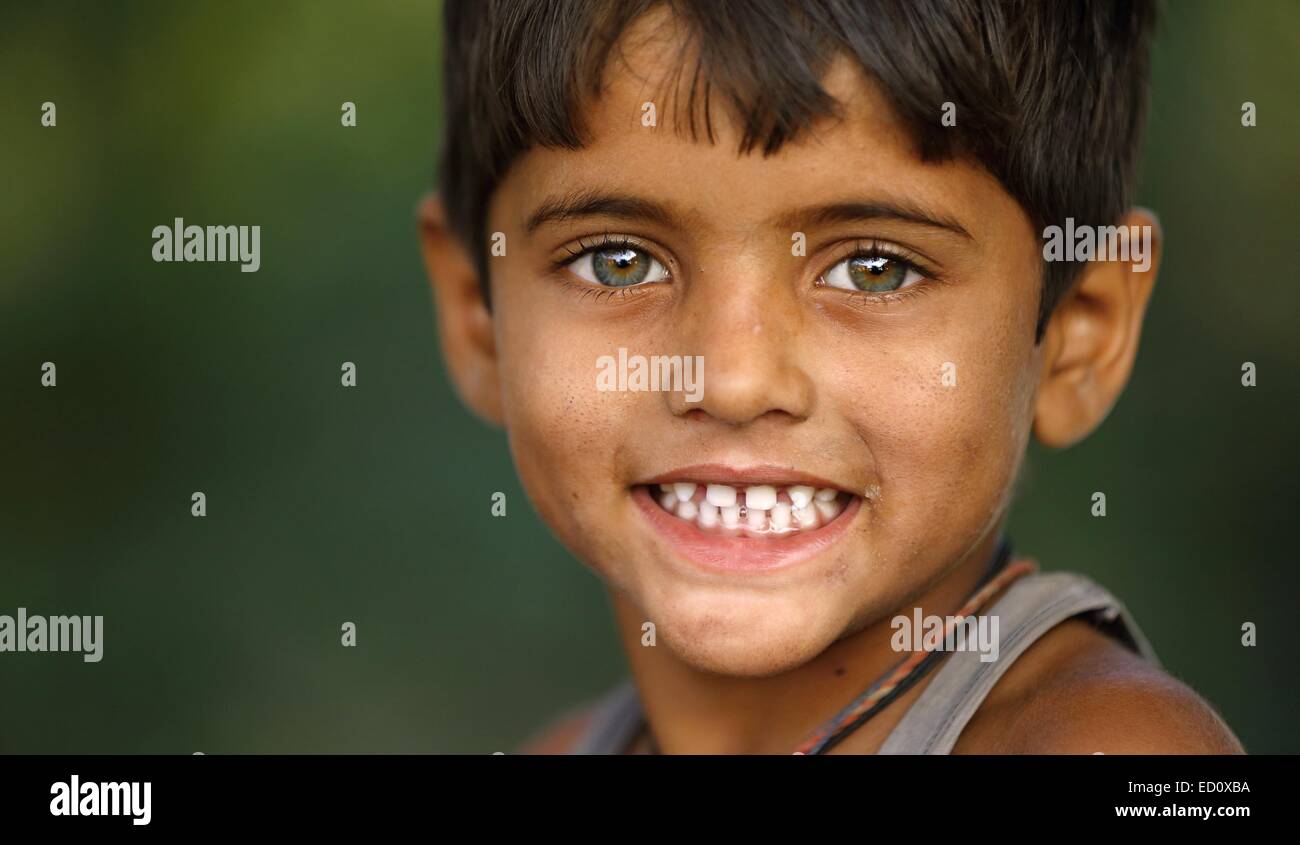 Jeune Indien avec de beaux yeux verts Rajasthan Inde Banque D'Images