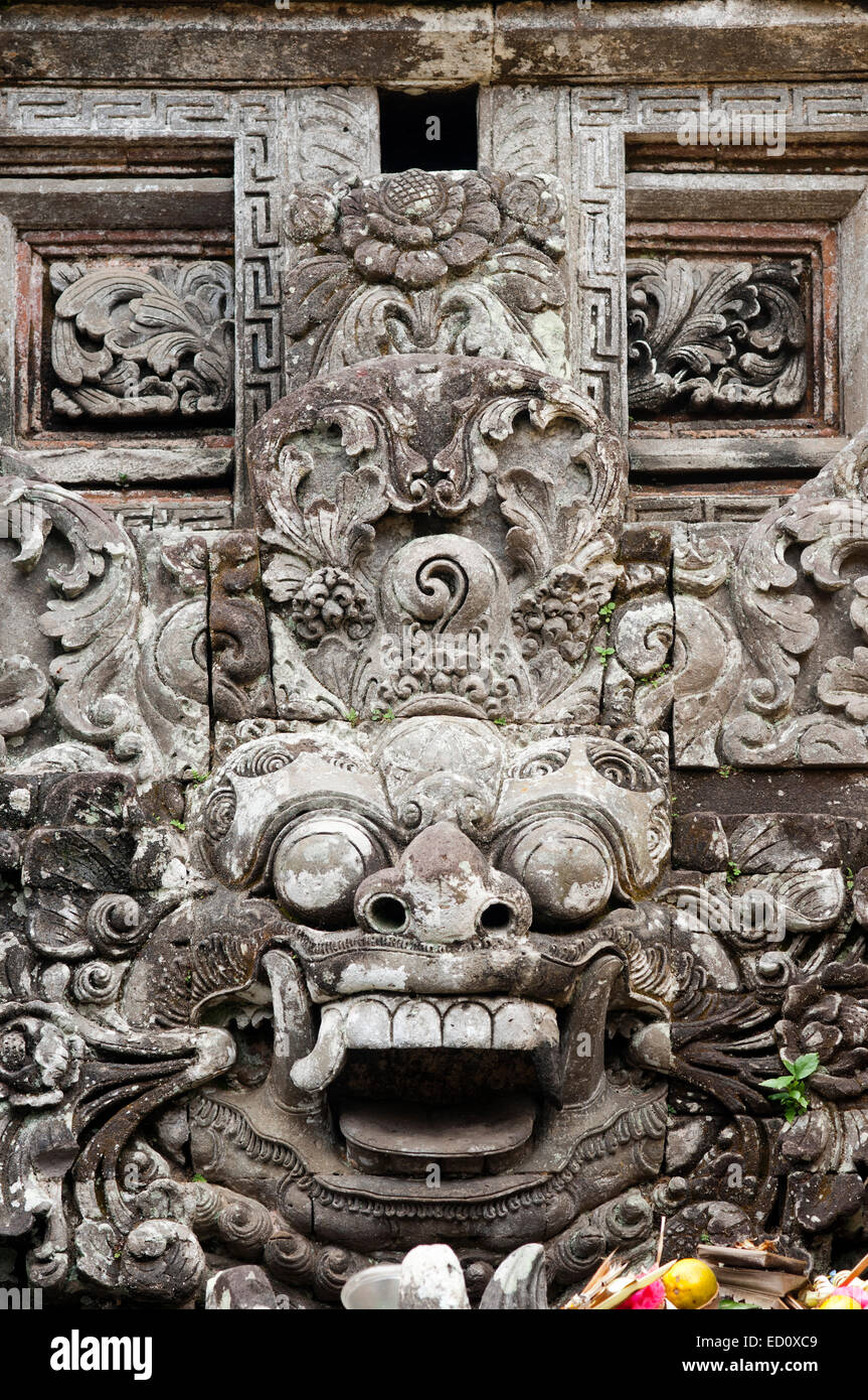 Certaines des statues de pierre et de sculptures hindoues décorant le temple Pura Desa Ubud. Ubud. Bali. La forêt des singes d'Ubud est un nat Banque D'Images