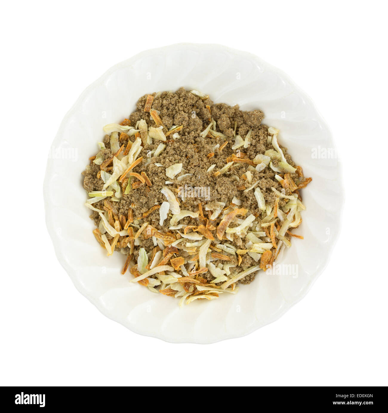 Une partie de la soupe à l'oignon et le tremper dans un petit bol mélanger sur un fond blanc. Banque D'Images