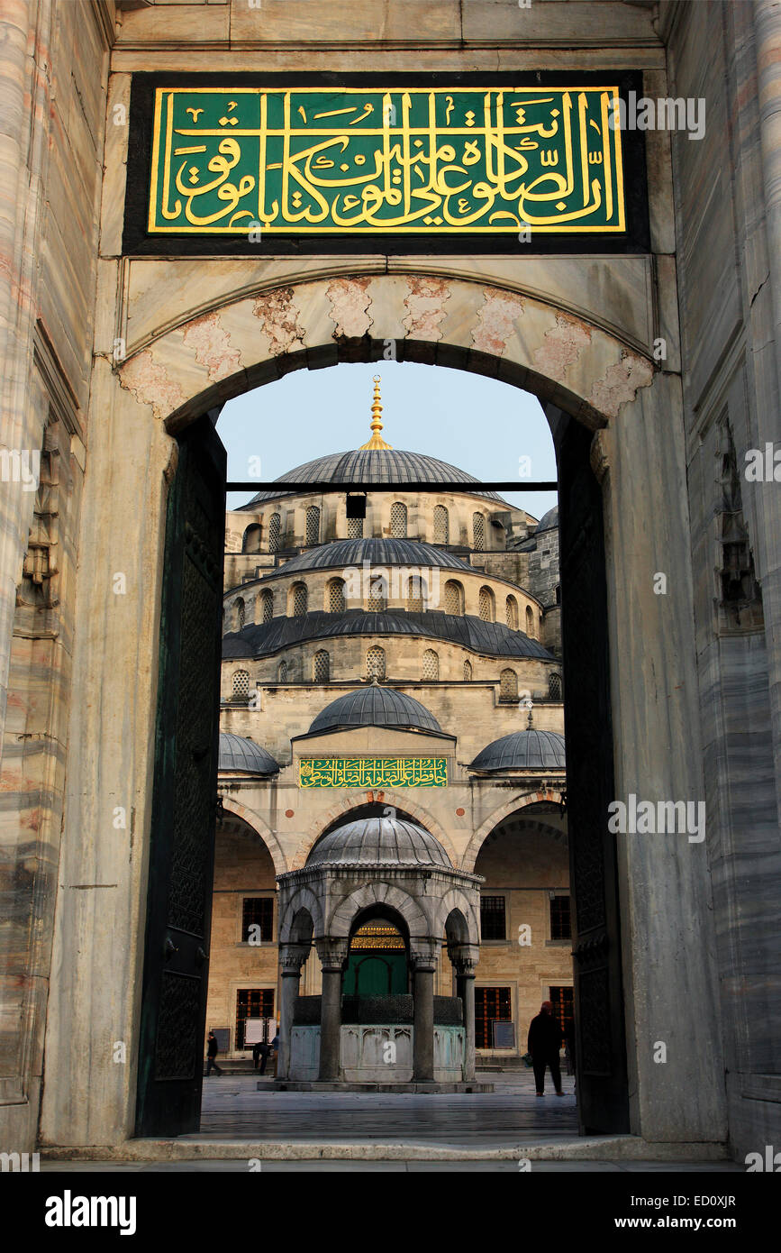 L'une des portes (du côté de l'Hippodrome) de la cour de la mosquée bleue (mosquée Sultan Ahmed), Istanbul, Turquie Banque D'Images