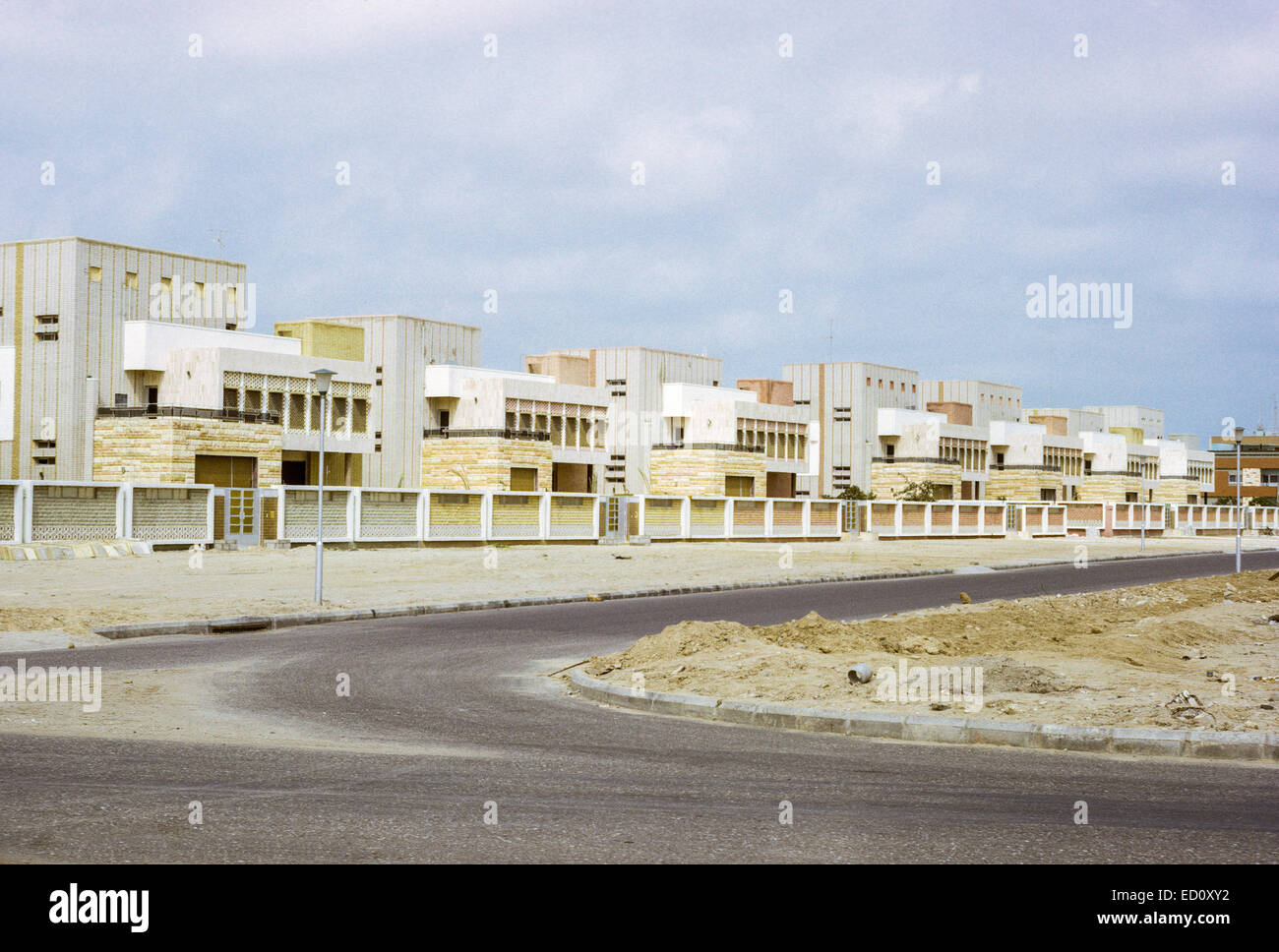 Koweït mars 1972. Sept Frères Construction de maisons identiques sur une rue au Koweït. Banque D'Images