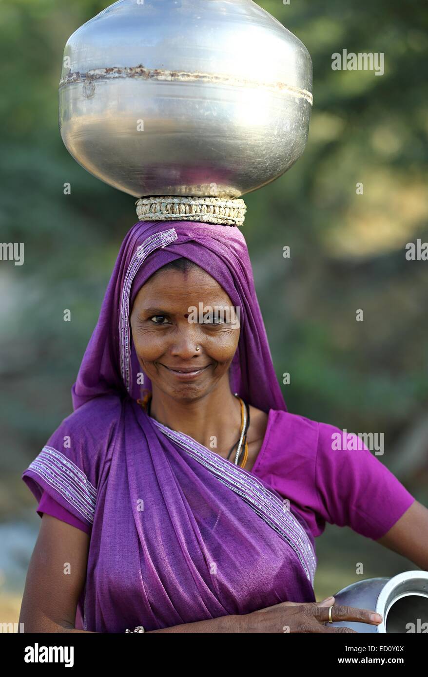 Femme indienne portant un pot d'eau l'Inde Banque D'Images