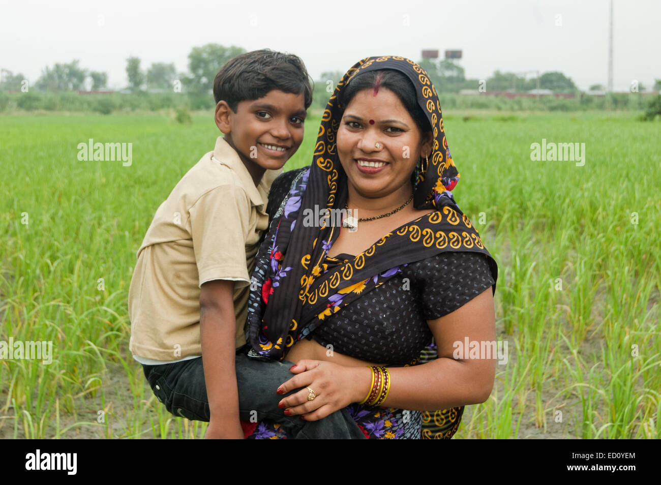 Rurales indiennes Mère avec enfant de profiter de la ferme Banque D'Images