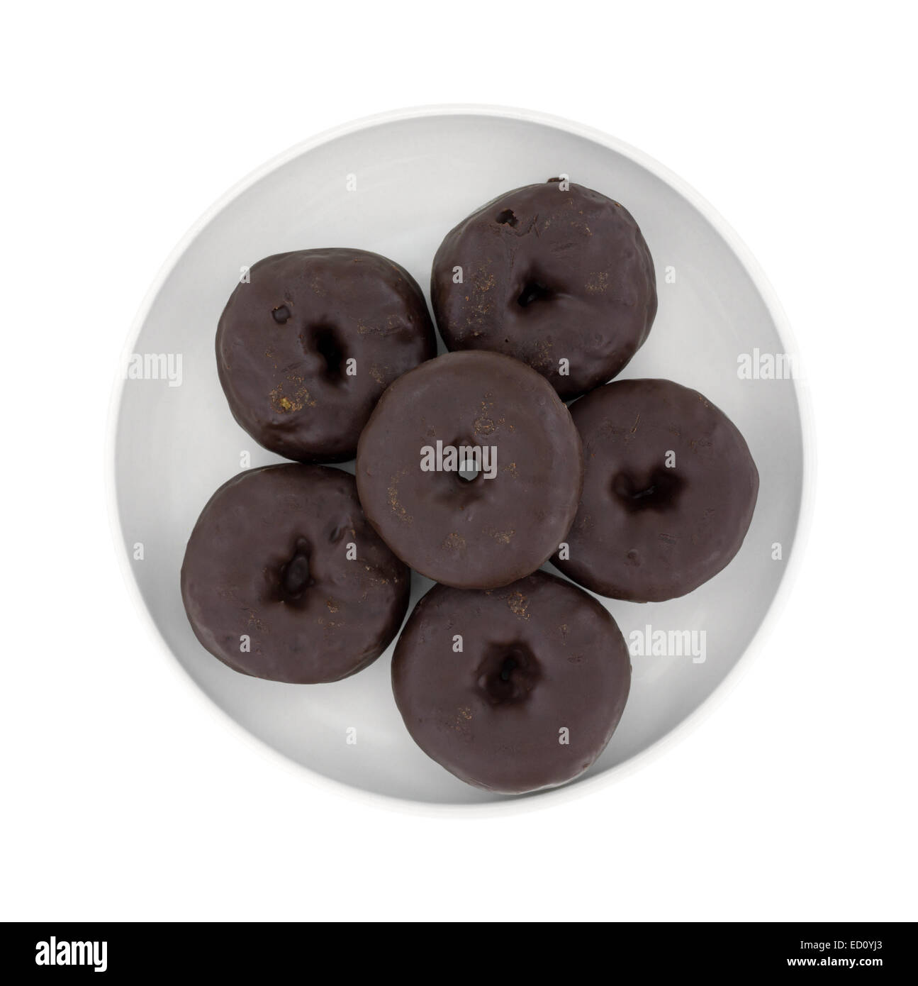 Vue de dessus d'un groupe de petits beignets glacés au chocolat sur une plaque sur un fond blanc. Banque D'Images