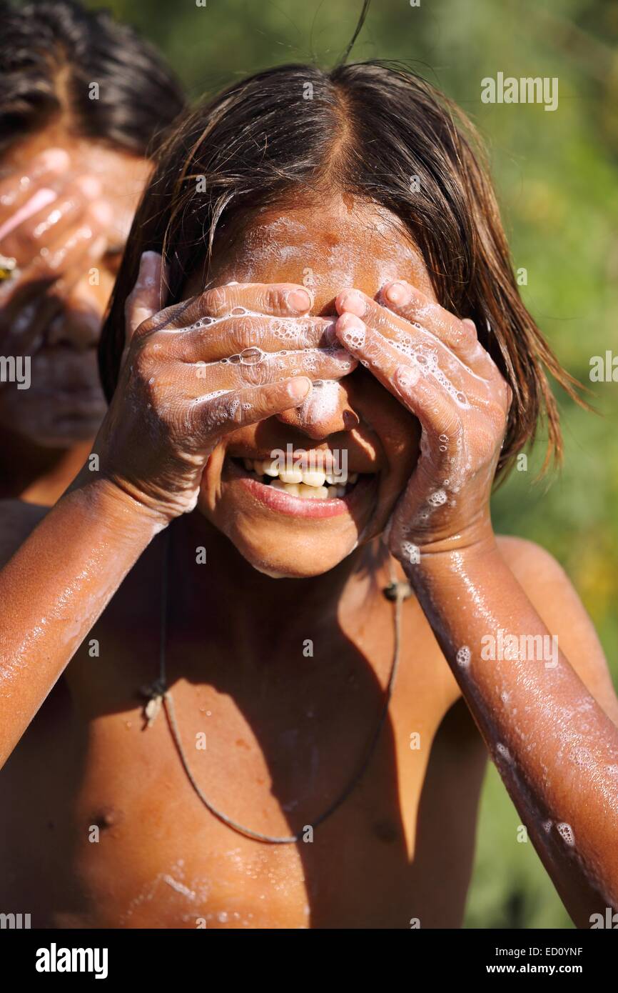 Indian girl lave son visage avec du savon Inde Banque D'Images