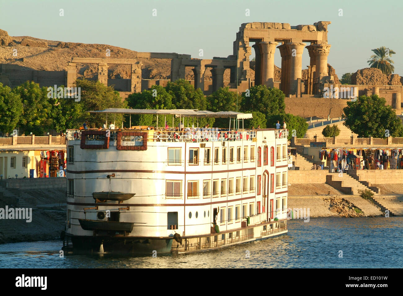 Image of Egyptiens prenant l'eau du Nil a l'aide d'un chadouf (ou