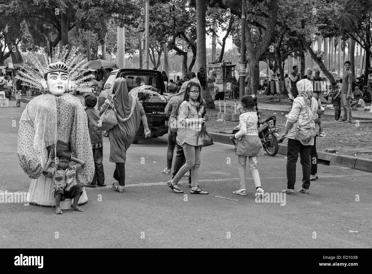 Jakarta, 31 Juli 2014. Les gens visitent Monas au cours de l'Idul Fitri (Aïd al-Fitr) Vacances. Noir et blanc. Banque D'Images