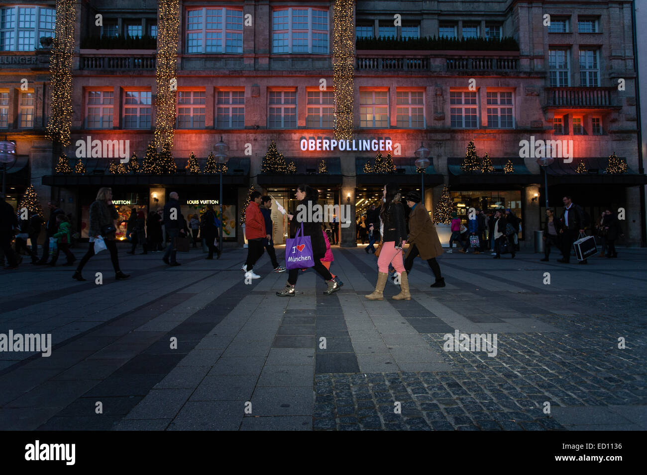 Munich, Allemagne. Dec 23, 2014. Les Bavarois et les touristes font leurs achats de Noël de dernière minute dans la rue commerçante la plus animée de Munich, Kaufingerstrasse. Credit : Hector Chapman/Alamy Live News Banque D'Images
