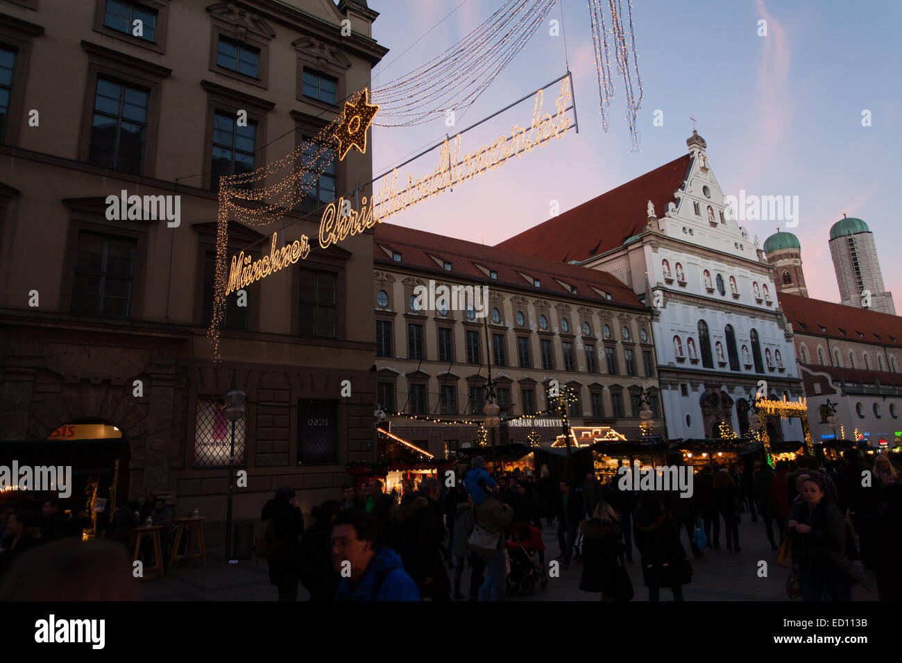 Munich, Allemagne. Dec 23, 2014. Les Bavarois et les touristes font leurs achats de Noël de dernière minute dans la rue commerçante la plus animée de Munich, Kaufingerstrasse. Credit : Hector Chapman/Alamy Live News Banque D'Images