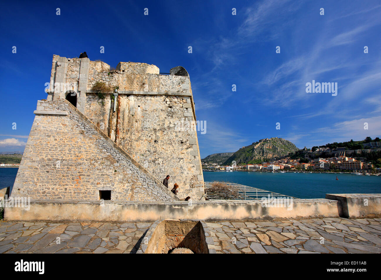 Vue de l'intérieur du château de Bourtzi sur une petite île, avec la ville de Nauplie et château de Palamidi en arrière-plan, Grèce Banque D'Images