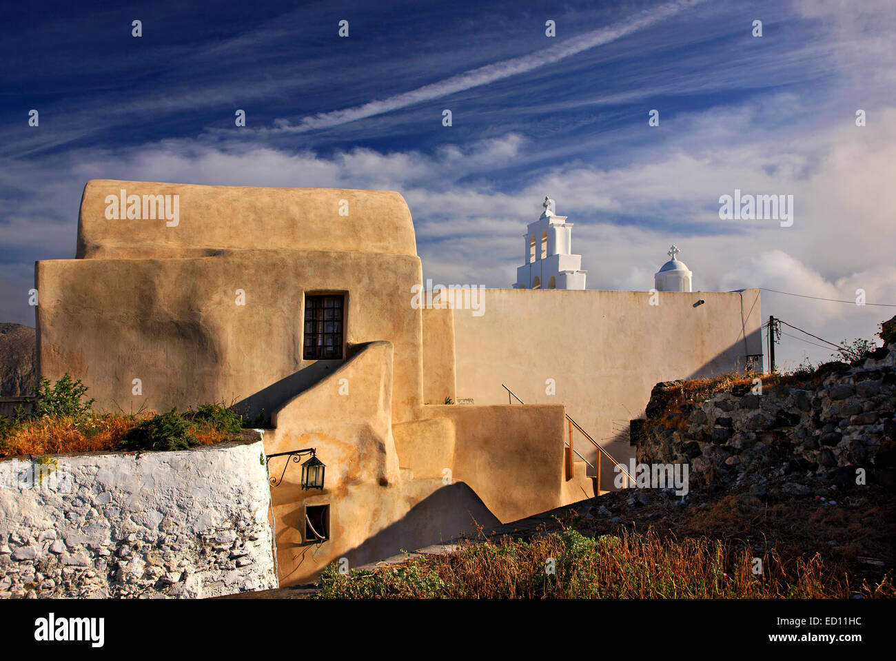 Une belle petite maison, grand exemple d'architecture Cycladian, sur le dessus de Pyrgos village, l'île de Santorin, Cyclades, Grèce Banque D'Images