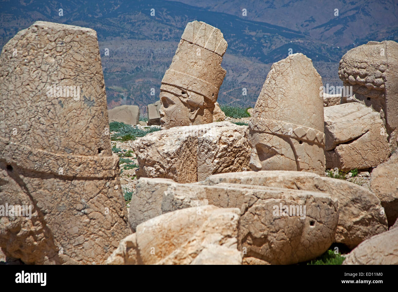 Casse têtes de pierre au Mont Nemrut / Nemrud / Nemrut Dagi, tombe royale dès le 1er siècle avant J.-C. à Adıyaman, le sud-est de la Turquie Banque D'Images